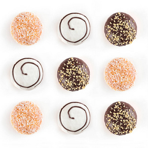 九个甜甜圈的顶部视图，不同种类的甜甜圈隔离在白色背景上