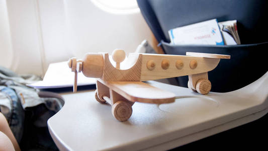 飞机前座桌上微型木飞机特写图像