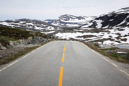 挪威景观Hallingskarvet山路，夏天下雪。 七月的景色。