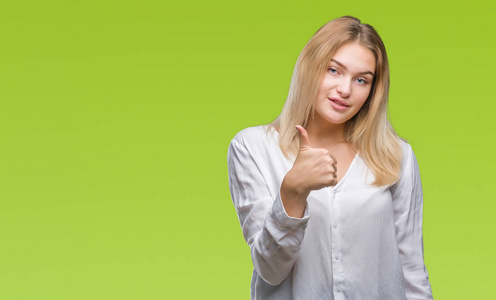 赞许的表情看着相机,显示出成功.照片