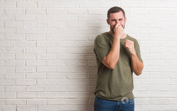 和令人恶心的难以忍受的气味用手指在鼻子上屏住呼吸难闻的概念jpg