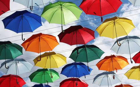 秋天天空背景下五颜六色的雨伞