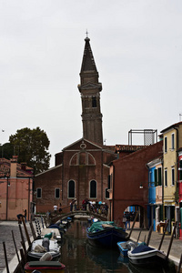 意大利威尼斯伯拉诺岛五颜六色的房子的景色。