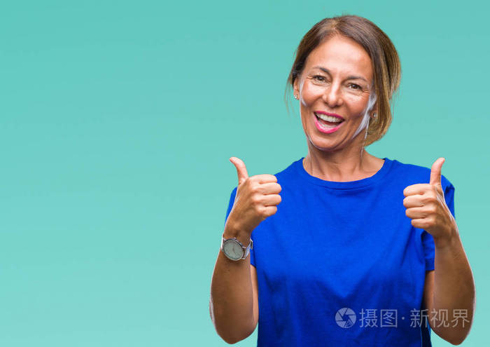 中年老年西班牙裔妇女超越孤立的背景成功标志做积极的手势用手竖起大