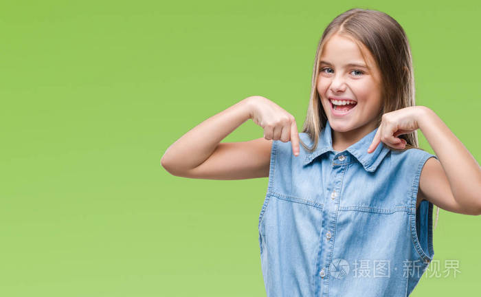 年轻漂亮的女孩在孤立的背景上自信地微笑着用手指指着自己骄傲和快乐