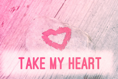 在木板背景上涂有口红的粉红色心带着我的心