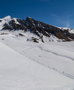 欧洲瑞士阿尔卑斯山脉的山峰和蓝天上白色融化的雪