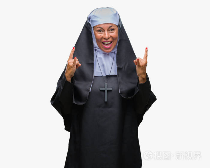 中年高级基督教天主教修女妇女,在孤立的背景下大声喊叫,疯狂的表情