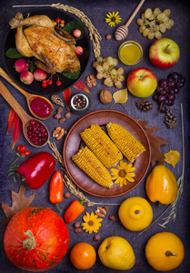 鸡肉或火鸡秋季水果和蔬菜玉米南瓜辣椒苹果。 蔓越莓酱小麦。 感恩节食物的概念。 收获或感恩节背景。 从上面的摄影棚拍摄