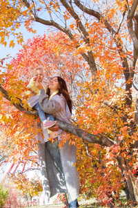 女孩和她妈妈正在秋天公园散步