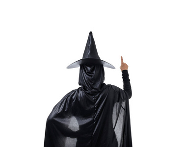 黑色可怕的女巫万圣节服装，戴着帽子，手指在白色背景上用剪裁路径隔离
