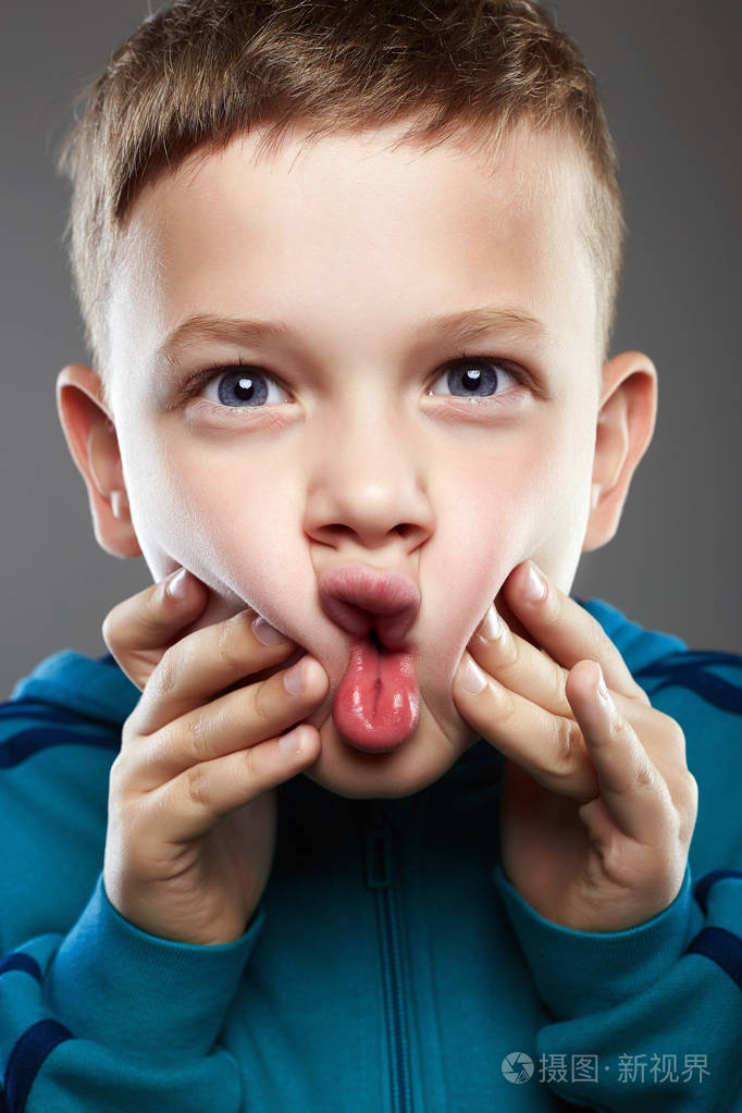 英俊的小男孩. 享受痛苦情绪孩子