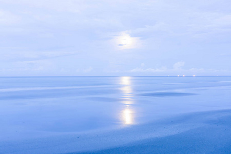 异国情调的海滩自然和地平线上的云。 夏日海滩天堂。 海滩放松景观晨海。