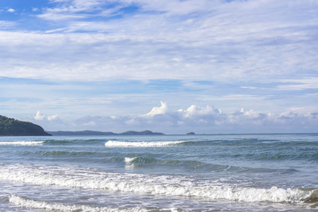 异国情调的海滩自然和地平线上的云。 夏日海滩天堂。 海滩放松景观晨海。