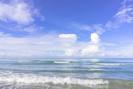 异国情调的海滩自然和地平线上的云。 夏日海滩天堂。 海滩放松景观晨海。