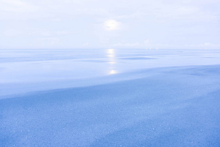 异国情调的海滩自然和地平线上的云。 夏日海滩天堂。 海滩放松景观晨海。