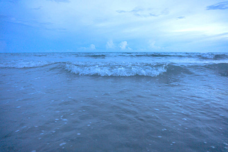 沙滩上蓝色海洋的软波。 背景沙滩和波浪在海滩背景。 在底部放置文本和其他的空间。