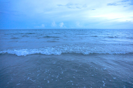 沙滩上蓝色海洋的软波。 背景沙滩和波浪在海滩背景。 在底部放置文本和其他的空间。