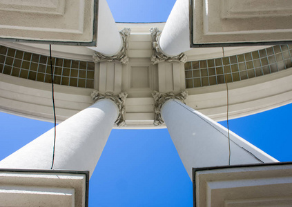 帝国风格的建筑。 照片角有底座的四个大混凝土柱，顶着蓝天俯视