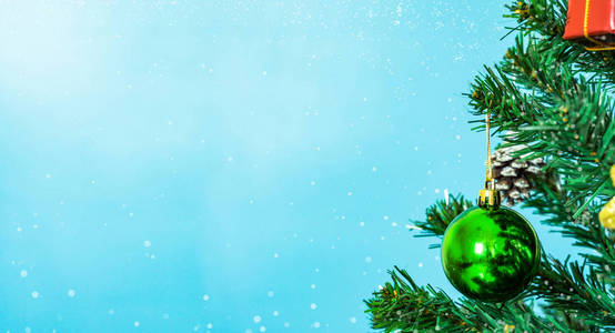 树和圣诞装饰品。 美丽的装饰与现有的盒子在冬季景观与雪。 可用于背景或壁纸。