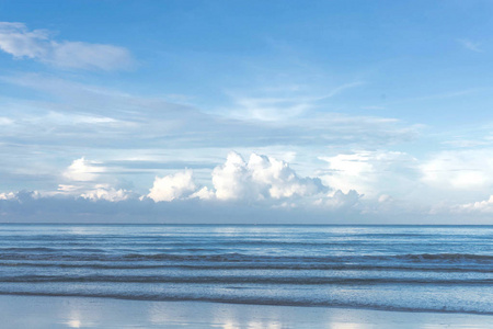 沙滩上蓝色海洋的软波。 背景沙滩和波浪在海滩背景。 在底部放置文本和其他的空间。