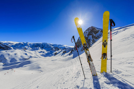 滑雪在冬季季节，高山和滑雪旅游设备在顶部在阳光明媚的一天，法国阿尔卑斯山在云层之上