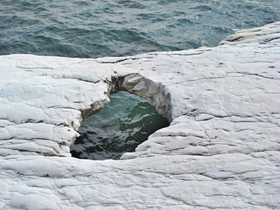 塞浦路斯海岸的裂岩