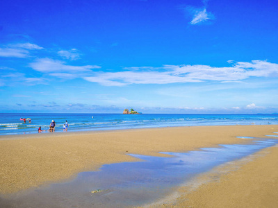 热带田园的海洋，蓝天和美丽的沙滩，在度假的时候，假日在海滩上，夏天的概念。
