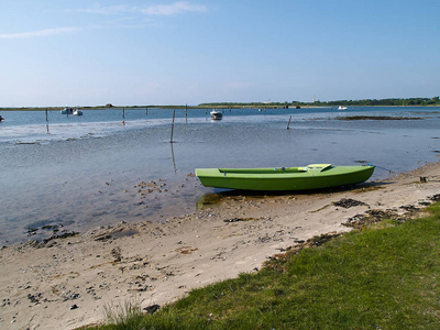在丹麦小湾停泊的传统经典小型渔船