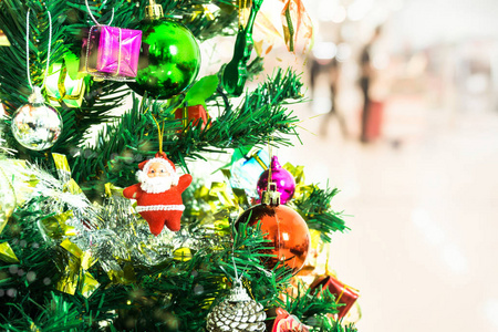 树和圣诞装饰品。 美丽的装饰与现有的盒子在冬季景观与雪。 可用于背景或壁纸。