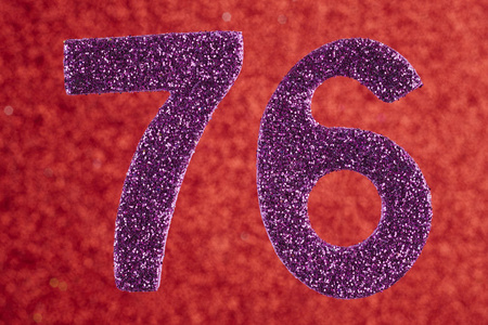 数字76紫色超过红色背景. 周年纪念. 水平水平照片