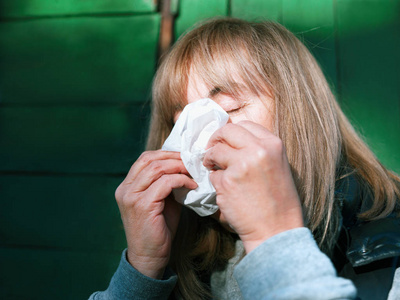 女人用手帕捂着脸似乎不太舒服照片