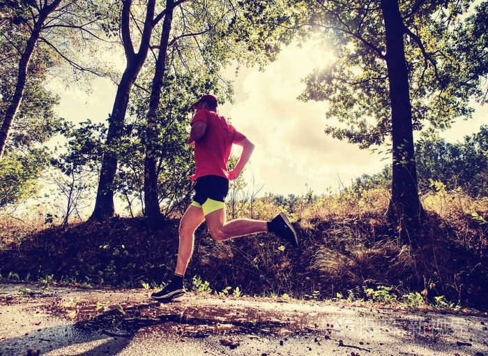 男性跑步者在户外马拉松跑步训练中冲刺.