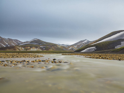 Landmannalaugar 令人难以置信的风景与小河, 冰岛