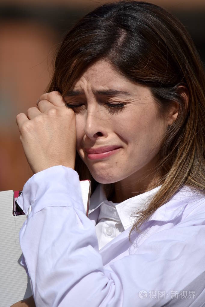 哭泣可爱的哥伦比亚女性医学专业人士