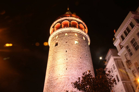伽拉塔塔贝约格鲁伊伊斯坦布尔TurkeGalata塔是一座位于伊斯坦布尔Galata地区的塔。 建筑建于528年，是城市最重要的