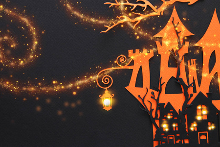 万圣节假期概念.黑背景下闹鬼的女巫之家.俯视图,平躺照片