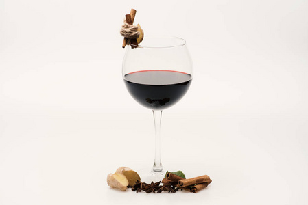 家庭酒吧和品酒的概念。赤霞葡萄酒或梅洛酒