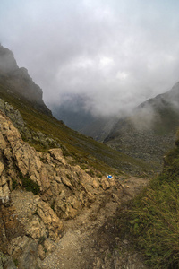 夏季有岩石山峰的景观