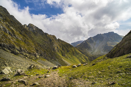 夏季有岩石山峰的景观