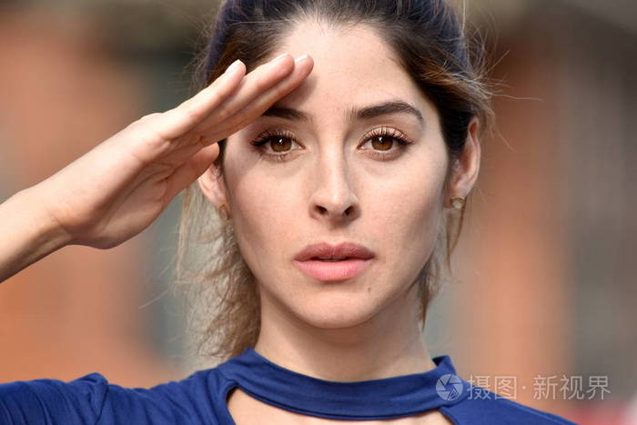 不同的女性敬礼