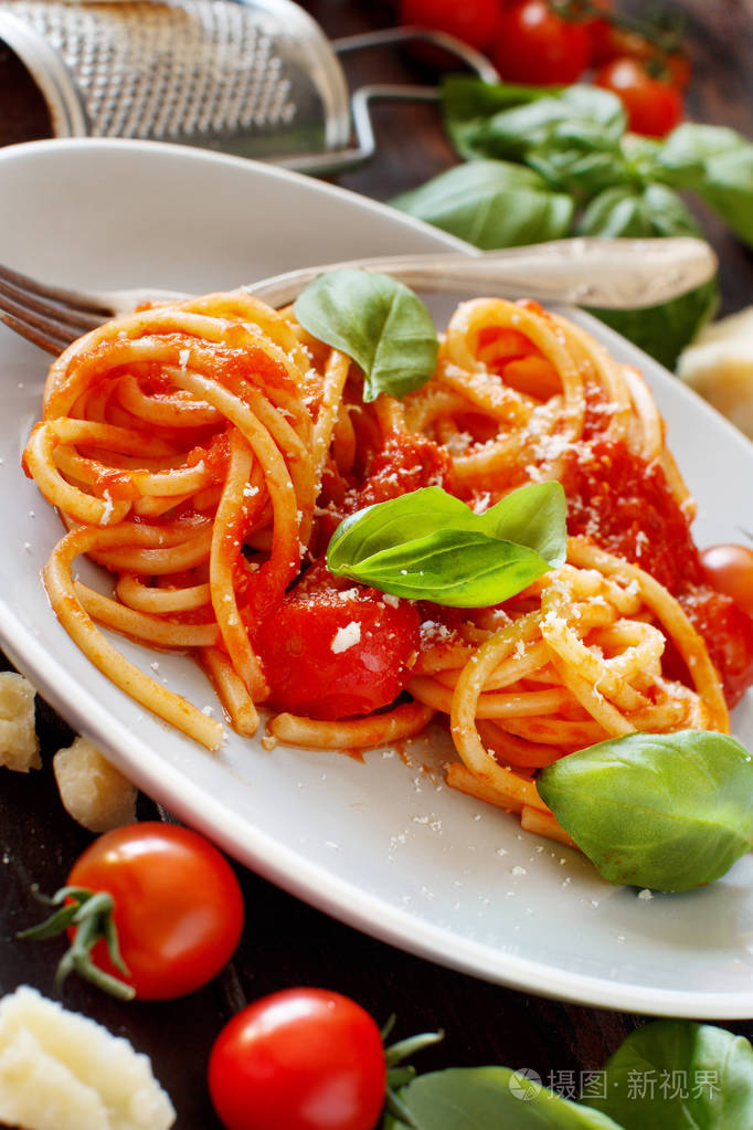 木桌上有番茄酱,罗勒和奶酪的意大利面照片-正版商用图片13990c-摄图
