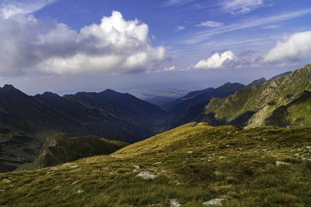 夏季有岩石山峰的景观