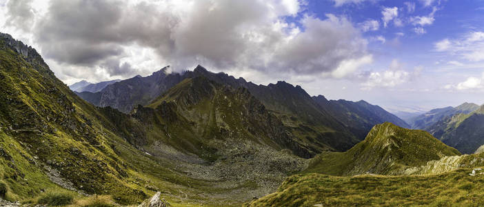 夏季有岩石山峰的景观