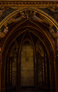 13世纪哥特式教堂内部，巴黎圣查佩尔