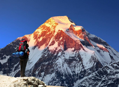 达拉吉里山，有登山者或游客，傍晚日落景色达拉吉里山，美丽的云，喜马拉雅山，尼泊尔