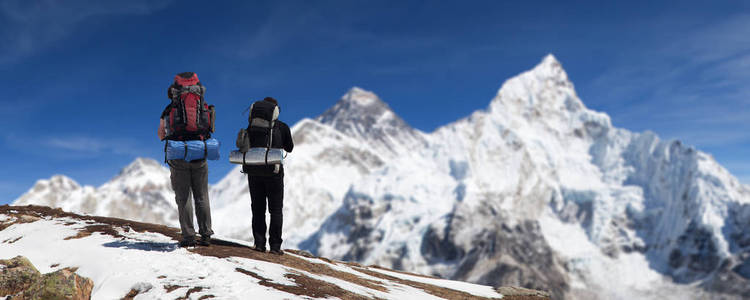 从KalaPatthar带两名游客前往珠穆朗玛峰大本营Sagarmatha国家公园Khumbu山谷Solukhumbu尼泊