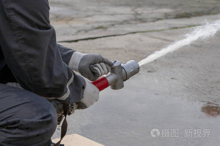 消防队员在训练时喷水