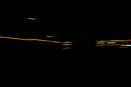 在巴黎,夜晚的路灯模糊而又拉长照片