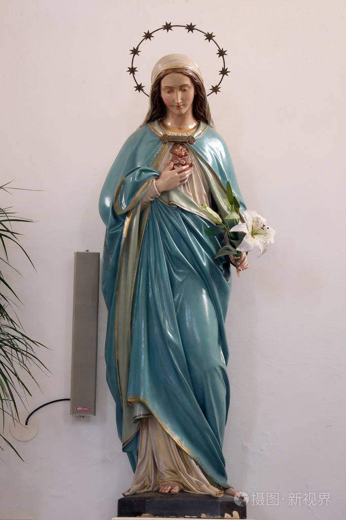 在波库普斯科克罗瓦蒂亚圣母玛利亚教堂中圣母玛利亚雕像的纯洁心灵